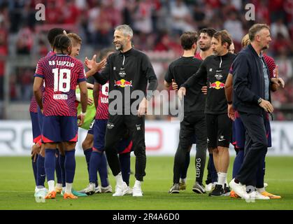 Marco Rose allenatore capo allenatore von RB Leipzig freut sich mit seiner Mannschaft FC Bayern Muenchen vs Rasenballsport Leipzig Fussball Bundesliga Saison 2022/2023 33. Spieltag Allianz Arena 20.05.2023 © diebilderwelt / Alamy Stock Foto Stock