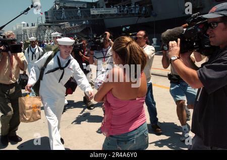 US Navy A Sailor saluta il suo amato dopo la partenza USS Ronald Reagan (CVN 76) Foto Stock