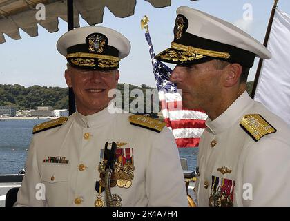 Robert Willard, a sinistra, e il Vice ADM Jonathan Greenert rispondono alle domande dei media dopo la cerimonia del Settimo cambio di comando della flotta tenuta a bordo della nave di comando della Austin Class USS Cor Foto Stock