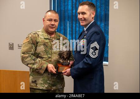 David Starr, 911th ingegnere civile Squadron senior arruolato leader, accetta il busto del capo da Capo Master Sgt. Scott Tkach, 911th Force Support Squadron Services Flight Chief, presso l'aeroporto internazionale di Pittsburgh Air Reserve Station, Pennsylvania, 1 aprile 2023. Nel corso di una cerimonia di promozione, il Consiglio del Capo presenta al promotore un busto del Capo per commemorare l’occasione e per mostrare il loro sostegno al nuovo membro. Foto Stock