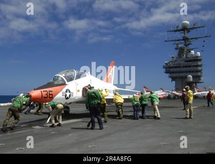 US Navy Flight Deck personale eseguire una SPINTA INDIETRO su un T-45A Goshawk assegnato alla formazione Air Wing Two (TW-2) sul ponte di volo Foto Stock