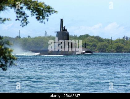 US Navy il sottomarino australiano di classe Collins, HMAS Rankin (SSK 78), entra in Pearl Harbor per una visita al porto dopo aver completato gli esercizi nella regione del Pacifico Foto Stock