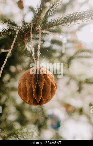 Una scena festosa di festa con un lussureggiante pino verde adornato con ornamenti natalizi Foto Stock