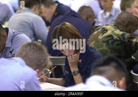 I marinai della Marina STATUNITENSE assegnati alla portaerei USS Nimitz (CVN 68) prendono tutto il Navy Foto Stock