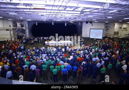 I marinai della Marina DEGLI STATI UNITI si riuniscono nella baia dell'hangar a bordo della portaerei USS John C. Stennis (CVN 74) per celebrare il mese del patrimonio ispanico Foto Stock