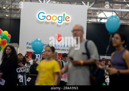 Bucarest, Romania. 26th maggio 2023: Lo stand Google durante TechExpo 2023 al ROMEXPO Exhibition Center di Bucarest. TechExpo è il più grande festival tecnologico della Romania che riunisce nuove tecnologie nel settore del trasporto ibrido ed elettrico, della robotica, dell'e-Health, della tecnologia sportiva, dei sistemi intelligenti, giochi, gadget innovativi e comunicazioni. Credit: Lucian Alecu/Alamy Live News Foto Stock