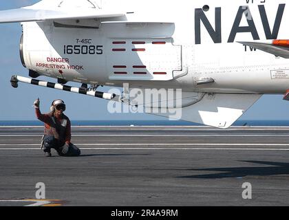 US Navy Una scacchiera finale assegnata alla Training Air Wing One (TW-1) dà i pollici per il lancio sicuro di un T-45A Goshawk Foto Stock