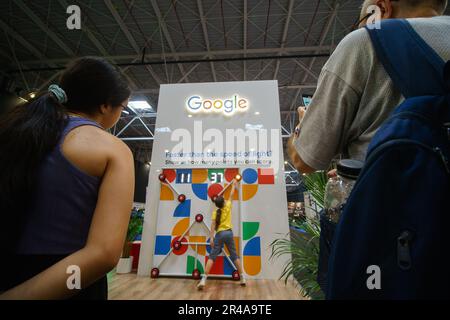 Bucarest, Romania. 26th maggio 2023: Lo stand Google durante TechExpo 2023 al ROMEXPO Exhibition Center di Bucarest. TechExpo è il più grande festival tecnologico della Romania che riunisce nuove tecnologie nel settore del trasporto ibrido ed elettrico, della robotica, dell'e-Health, della tecnologia sportiva, dei sistemi intelligenti, giochi, gadget innovativi e comunicazioni. Credit: Lucian Alecu/Alamy Live News Foto Stock