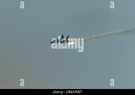 US Navy CMdR. George Swook lancia un missile AIM-9M Sidewinder aria-aria da un F-A-18C Hornet durante un esercizio missilistico Foto Stock