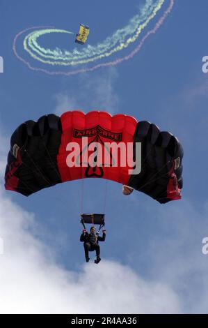 US Navy Membro degli Stati Uniti La squadra dimostrativa del comando delle operazioni speciali dell'esercito, i pugnali neri, galleggia sul suo paracadute Foto Stock
