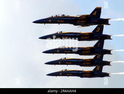 US Navy cinque F-A-18A Hornets assegnati agli Stati Uniti La squadra di dimostrazione di volo della Marina, i Blue Angels, volano in formazione sopra la stazione aerea del corpo marino Kaneohe Bay, Hawaii Foto Stock