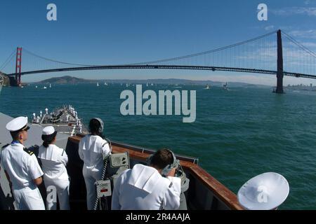 I marinai DELLA US Navy a bordo del cacciatorpediniere missilistico guidato USS John Paul Jones (DDG 53), utilizzano ausili di navigazione per passare in sicurezza sotto il Golden Gate Bridge ed entrare nella baia di San Francisco Foto Stock