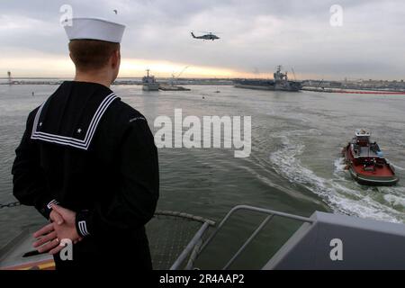 US Navy A Sailor mans le rotaie, mentre la portaerei di classe Nimitz USS Harry S. Truman (CVN 75) parte Pier 14 presso la Naval Station Norfolk, Virginia, su un dispiegamento programmato a sostegno della guerra globale su t Foto Stock