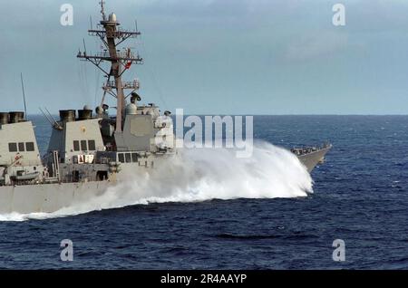 US Navy Waves crash sopra la prua del cacciatorpediniere missilistico guidato USS Howard (DDG 83) durante gli esercizi con la portaerei nucleare USS John C. Stennis (CVN 74) Foto Stock