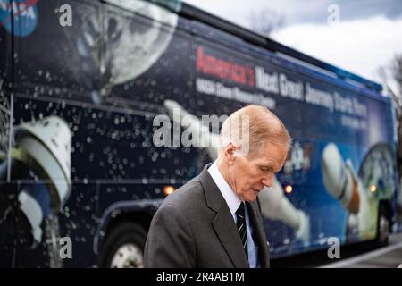 Bill Nelson, amministratore della National Aeronautics and Space Administration (NASA), arriva al cimitero nazionale di Arlington, Arlington, Virginia, 26 gennaio 2023. Nelson era all'ANC per la Giornata della memoria della NASA, dove diverse corone sono deposte in memoria di quegli uomini e donne che hanno perso la vita per favorire la causa dell'esplorazione e della scoperta. Foto Stock