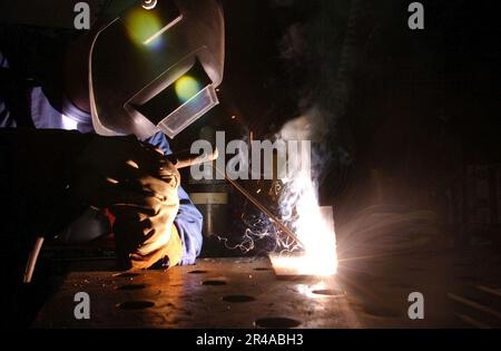 Tecnico di manutenzione US Navy Hull Foto Stock
