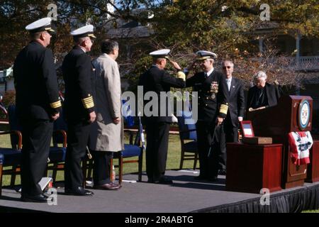 Frank Skip Bowman, centro-sinistra, rende un saluto per la mano che significa il turn-over ufficiale di comando ad ADM. Kirkland H. Donald Foto Stock