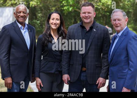 STATI UNITI Corpo marino ret. Walter Boomer (estrema destra) e gli Stati Uniti Air Force ret. Gen. Lloyd 'Fig' Newton stand con Operation Patriots FOB fondatori, Stati Uniti Il veterano del corpo Marino Roy Brown Junior e Stephanie Brown in occasione della commemorazione del 50th° Vietnam Veterans Day a Ridgeland, South Carolina, 25 marzo 2023. OPFOB ha riconosciuto e onorato i veterani che hanno servito durante la guerra del Vietnam e ha invitato i veterani locali per un pranzo e una cerimonia commemorativa. Foto Stock