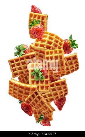Waffle belgi con fragole fresche in movimento isolate su sfondo bianco. Foto Stock