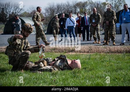 Personale Timothy Chafins, una medica di combattimento con la sede centrale della società, Walter Reed Army Institute of Research, tratta un incidente nozionale durante una dimostrazione di assistenza salvavita come parte degli Stati Uniti Evento del Capability Days del comando per la Ricerca e lo sviluppo medico dell'esercito, Fort Detrick, Md., 5 aprile 2023. I membri del servizio di tutta l'azienda di sviluppo medico del Dipartimento della Difesa si sono Uniti al team USAMRDC qui per conoscere il continuum della cura di incidenti da combattimento, dal momento delle lesioni attraverso l'evacuazione medica aerea, e le capacità USAMRDC e le sue unità subordinate sono attualmente Foto Stock