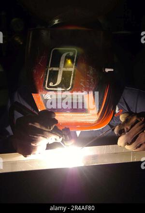 Tecnico di manutenzione US Navy Hull Foto Stock