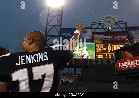 US Navy U.S.A. Il ricevitore della Naval Academy Amir Jenkins si fa tifo per Navy mentre la Marina ferma un ultimo tentativo di fossa da parte del New Mexico di segnare alla fine del 4th° quarto di gioco Foto Stock