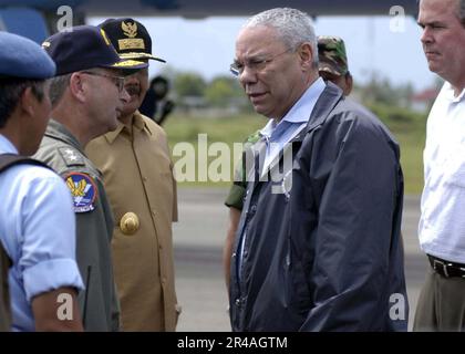 Il Segretario di Stato della Marina STATUNITENSE Colin Powell saluta il comandante, Carrier Strike Group Nine (CSG-9), posteriore ADM. Doug Crowder, dopo l'atterraggio all'aeroporto Sultan Iskandar Muda di Aceh, Sumatra, Indonesia Foto Stock