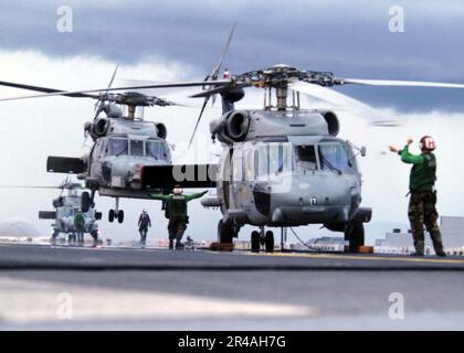 US Navy SH-60 Seahawk elicotteri assegnati alla Carrier Air Wing Two (CVW-2) conduce operazioni di volo a bordo della USS Abraham Lincoln (CVN-72) Foto Stock