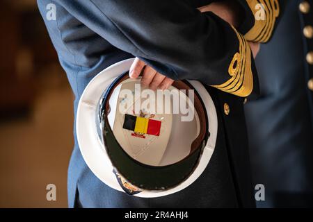 Michel Hofman, Capo della Difesa belga, visita il cimitero nazionale di Arlington, Arlington, Virginia, 5 aprile 2023. Hofman era all'ANC per partecipare ad una cerimonia pubblica di posa della corona alla Tomba del Milite Ignoto. Ha anche restituito tre medaglie belghe di Croix de Guerre recentemente ribonate che sono state originariamente presentate ai soldati sconosciuti. Foto Stock