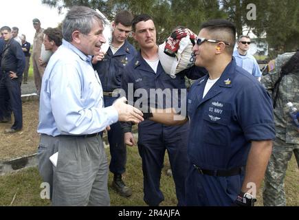 IL vice segretario alla Difesa della Marina STATUNITENSE Paul Wolfowitz incontra i membri del servizio che assistono nella distribuzione delle forniture di soccorso Foto Stock