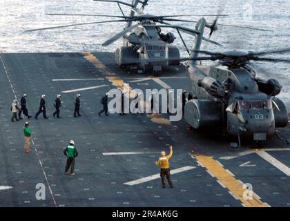 I marinai della US Navy salpano a bordo di un drago marino MH-53E assegnato ai ''Blackhawks'' di Helicopter Mine CounterMeasures Squadron quindici (HM-15) sul ponte di volo a bordo della nave d'assalto anfibia USS Essex Foto Stock