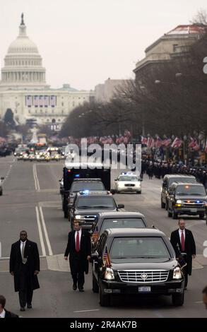 La Marina DEGLI STATI UNITI fiancheggiata dagli agenti del Servizio Segreto, il Presidente George W. Bush e la First Lady Laura Bush percorrono il percorso inaugurale della parata in una limousine blindata diretta verso la Casa Bianca Foto Stock