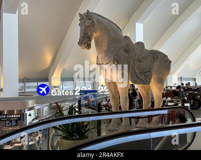 Los Angeles, California, Stati Uniti. 18th maggio, 2023. Statua del cavallo al ristorante PF Chang presso l'aeroporto internazionale di Los Angeles (Credit Image: © Amy Katz/ZUMA Press Wire) SOLO PER USO EDITORIALE! Non per USO commerciale! Foto Stock