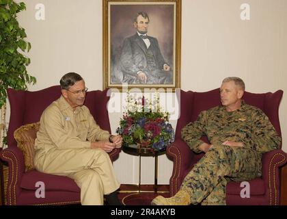 US Navy Commander Carrier Strike Group Nine (CSG-9) Crowder e Brig. Glueck discute i piani relativi agli sforzi umanitari del corpo Navale-Marino a banda Aceh, Sumatra, Indonesia Foto Stock