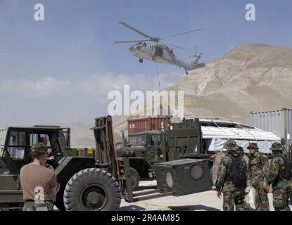 US Navy un elicottero MH-60s Knighthawk conduce voli logistici trasportando forniture di soccorso tra la nave d'assalto anfibio USS Saipan (LHA 2) e Port au Prince, Haiti Foto Stock