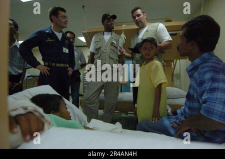 US Navy New York Giants quarterback Kurt Warner, a destra, e ampio ricevitore Amani Toomer, centro, visita pazienti indonesiani durante il loro tour del comando militare Sealift (MSC) nave ospedale USNS Mercy (T-AH Foto Stock