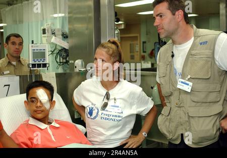 US Navy New York Giants quarterback Kurt Warner, e sua moglie, Brenda sue Warner, ascoltare come si spiegano le capacità mediche del comando militare Sealift (MSC) nave ospedale USNS Mercy (T-AH 19) Foto Stock