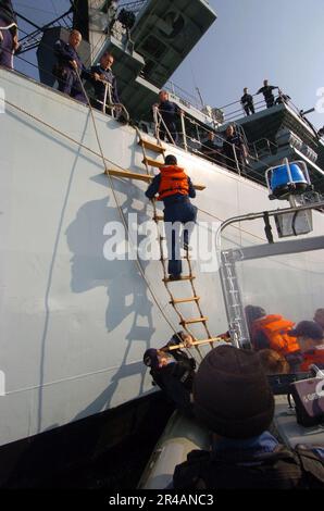 US Navy Un Sailor assegnato al missile guidato fregata USS Thach (FFG 43) scacchiere la Royal Navy tipo 23 fregata HMS Grafton (F80) per un esercizio multi-nazionale Foto Stock