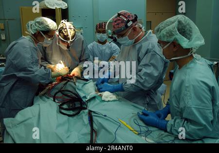 US Navy U.S.A. Il personale medico della Marina effettua un intervento chirurgico su un uomo indonesiano per rimuovere una cisti a bordo della nave ospedaliera USNS Mercy (T-AH 19) del comando militare Sealift (MSC) Foto Stock