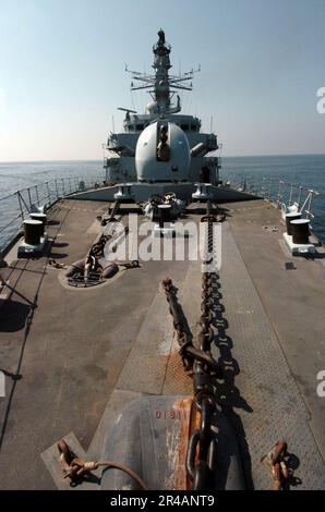 US Navy la Royal Navy di tipo 23 fregata HMS Grafton (F80) pattuglia il Golfo Arabico durante uno schieramento regolarmente programmato Foto Stock