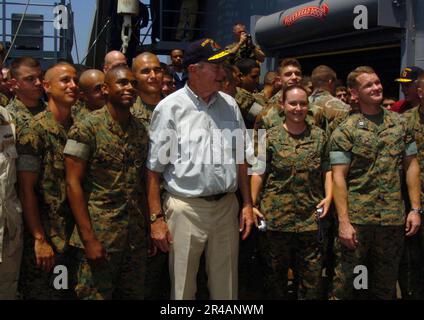 L'ex presidente della Marina DEGLI STATI UNITI George H. W. Bush è affiancato da Marines mentre si posa per una foto a bordo della nave da sbarco anfibia USS Fort McHenry (LSD 43) Foto Stock