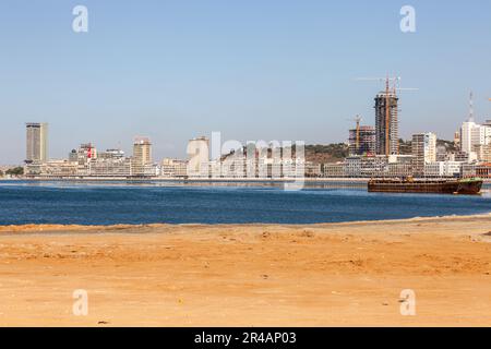 Vista della città bassa di Luanda in fase di ricostruzione, sul bordo della baia. Foto Stock