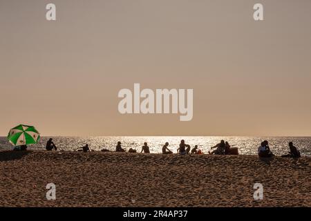 Silhouette di persone sulla spiaggia al tramonto. Luanda Beach, Angola Foto Stock