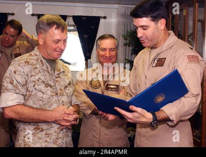 US Navy Vice comandante Generale, Stati Uniti Corpo Marino forze comando Centrale, Brig. Jerry Mcebee, a sinistra, riceve il titolo di Aviatore Navale Onorario Foto Stock