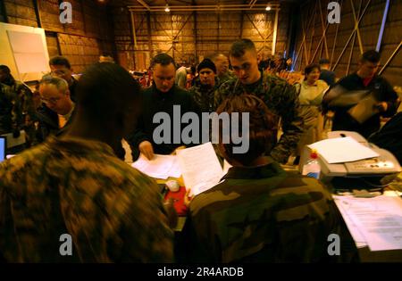 Personale di ricevimento congiunto della Marina DEGLI STATI UNITI assegnato alla base dell'aeronautica militare di Osan, Corea, soldati in-process, marinai, marines e Airmen da vari comandi in preparazione alla ricezione, all'allestimento, al movimento di andata e all'Int. Foto Stock