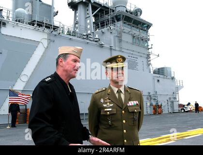 Mark Fitzgerald, Vice della Marina DEGLI STATI UNITI, parla con il maggiore dell'Esercito spagnolo Gen. Foto Stock