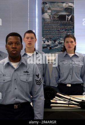 Gli studenti della Marina STATUNITENSE che frequentano la classe 05060 della QuartermaA School, presso il Center for Surface Combat Systems, recitano il Credo del marinaio all'inizio della giornata di allenamento. Foto Stock