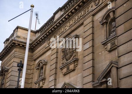 Un vecchio edificio storico nella città di Northampton, Regno Unito, caratterizzato da una facciata in mattoni rossi, cornici bianche delle finestre e un camino Foto Stock