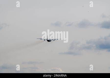 Un aereo Hercules C-130-H dei Black Bulls, lo Squadrone 336th della Royal Netherlands Air Force, decolora mentre il suo equipaggio si allena con lo Squadrone 424th della base aerea degli Stati Uniti Air Force, durante l'operazione Orange Bull 2023 sulla base aerea di Chièvres, Belgio, 15 marzo 2023. Foto Stock