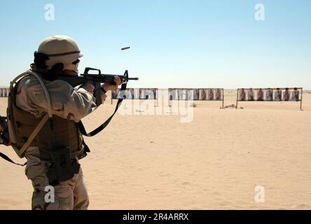 US Navy Equipment Operator 2nd Class affina le sue abilità di tiro sul campo di tiro a Camp Morell, Kuwait. Foto Stock